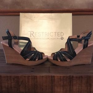 Restricted Wedges Size 8 Black
